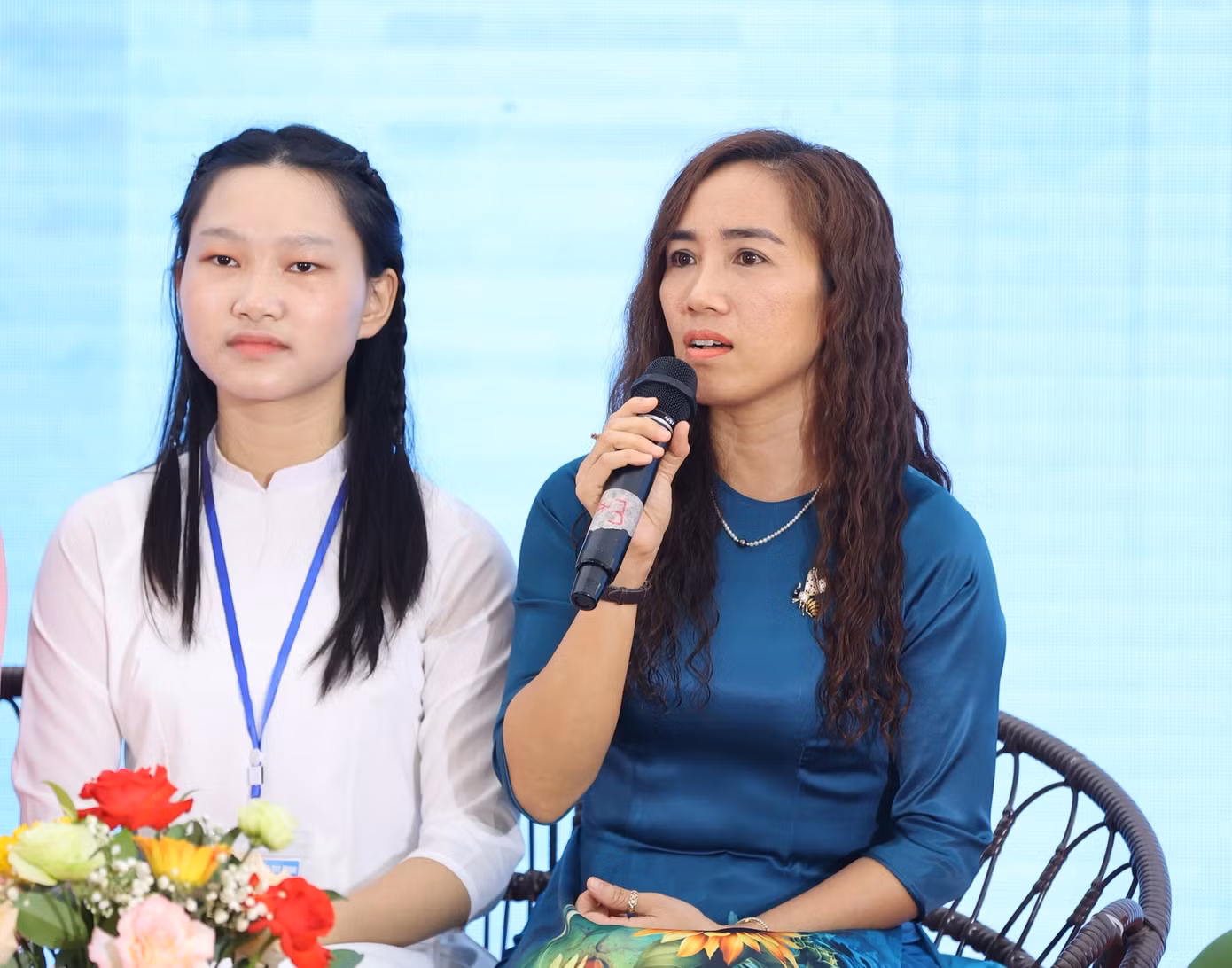 TS. Dương Thị Thanh Thanh (áo xanh)