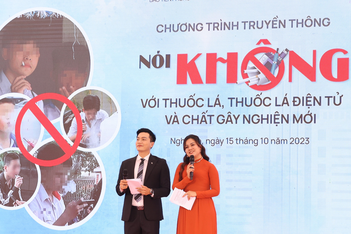 Hai MC dẫn chương trình