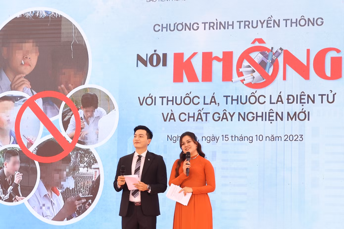 Hai MC dẫn chương trình