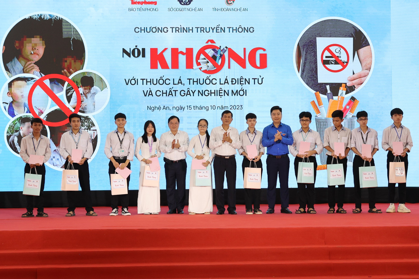 Nhà báo Lê Xuân Sơn - Tổng Biên tập Báo Tiền Phong, GS.TS Thái Văn Thành - Giám đốc Sở GD&amp;ĐT Nghệ An và anh Lê Văn Lương - Bí thư Tỉnh đoàn Nghệ An trao học bổng cho các em học sinh.