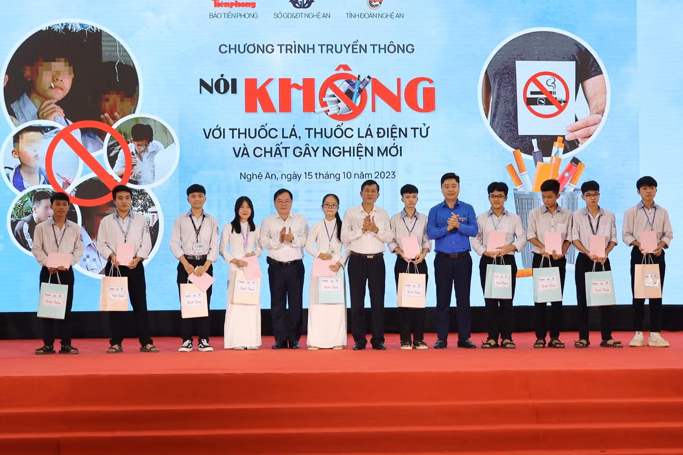 Nhà báo Lê Xuân Sơn - Tổng Biên tập Báo Tiền Phong, GS.TS Thái Văn Thành - Giám đốc Sở GD&amp;ĐT Nghệ An và anh Lê Văn Lương - Bí thư Tỉnh đoàn Nghệ An trao học bổng cho các em học sinh.