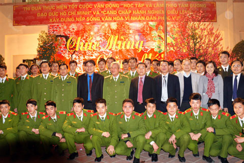 Anh Nguyễn Đắc Vinh chụp ảnh lưu niệm với cán bộ chiến sĩ Trung đoàn cảnh sát bảo vệ mục tiêu. Anh Nguyễn Đắc Vinh chụp ảnh lưu niệm với cán bộ chiến sĩ Trung đoàn cảnh sát bảo vệ mục tiêu