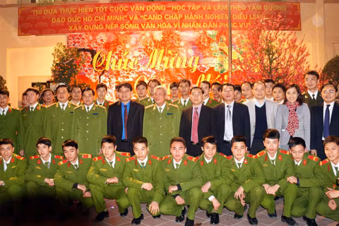 Anh Nguyễn Đắc Vinh chụp ảnh lưu niệm với cán bộ chiến sĩ Trung đoàn cảnh sát bảo vệ mục tiêu