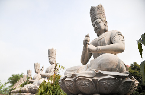 Hàng tượng Phật bao quanh ba phía chùa làng Khúc Thủy