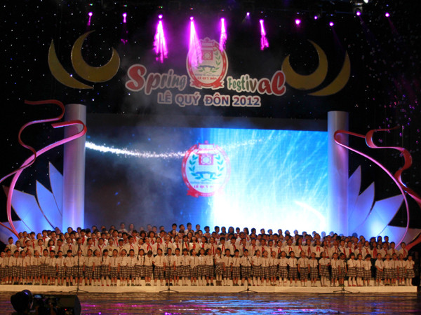 Ngoài những ca khúc tiếng Việt chào đón năm mới, tri ân thầy cô... còn có những ca khúc kêu gọi chung tay bảo vệ môi trường