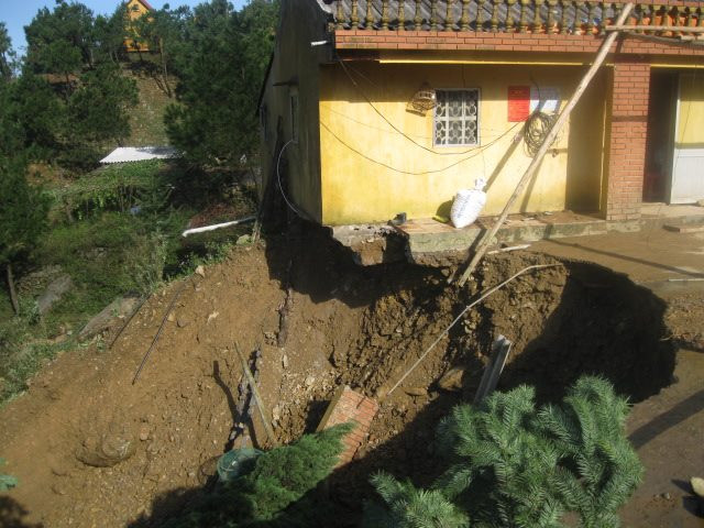 Nhiều nhà sống cạnh hố “tử thần”