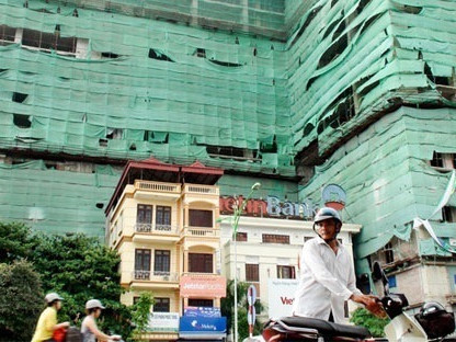 Trong khoảng ba tháng 8, 9, 10/2012, thị trường đã chứng kiến sự bán giảm giá tỷ lệ lớn của nhiều dự án lớn về nhà ở tại Hà Nội và Tp.HCM