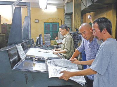 Họa sĩ theo dõi chất lượng in của số báo đặc biệt