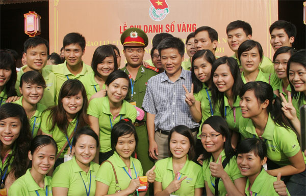 GS Ngô Bảo Châu chụp ảnh lưu niệm cùng các thủ khoa. GS Ngô Bảo Châu chụp ảnh lưu niệm cùng các thủ khoa