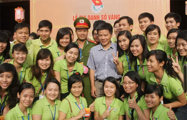 GS Ngô Bảo Châu chụp ảnh lưu niệm cùng các thủ khoa