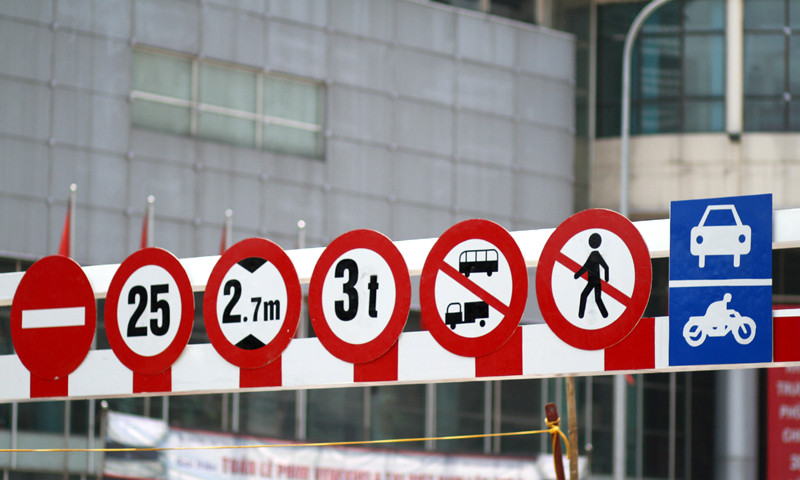 Biển báo ghi rõ chỉ dành cho xe mô tô, xe ô tô có trọng tải 3 tấn trở xuống. Cấm người đi bộ, xe ô tô tải...