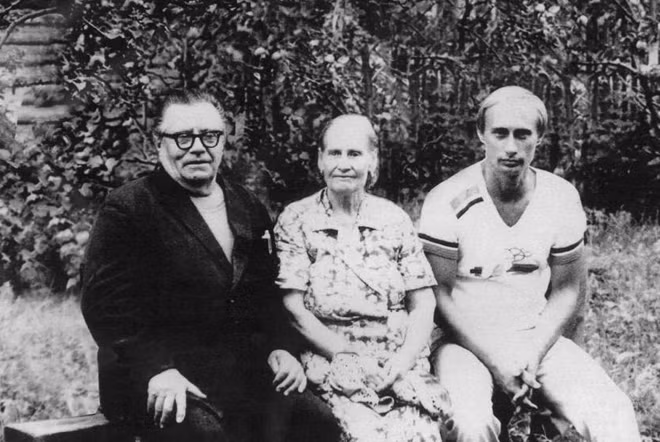 Ông Putin tiết lộ về quãng đời làm điệp viên tại KGB ảnh 1