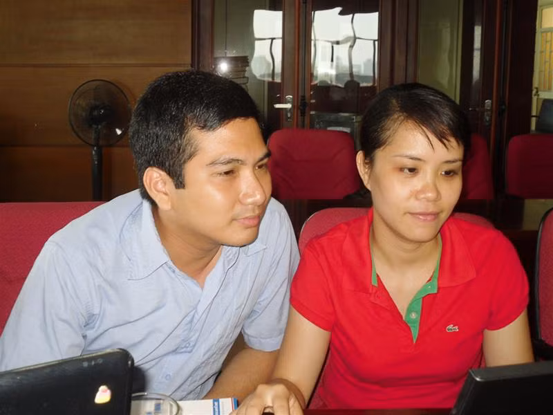 Bùi Nguyễn Hoàng (trái) - P.Chủ tịch Hội SVVN tại Pháp