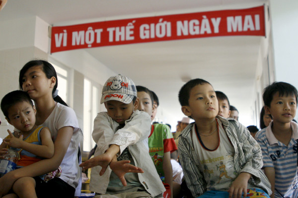 Hàng trăm trẻ em có mặt tại bệnh viện Hưng Hà