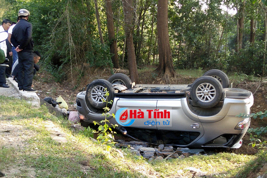 BẢN TIN ATGT: Đâm vào đuôi container, 4 học sinh thương vong ảnh 1