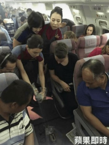 Samsung Galaxy S6 bất ngờ phát nổ ngay trên một chuyến bay ảnh 1