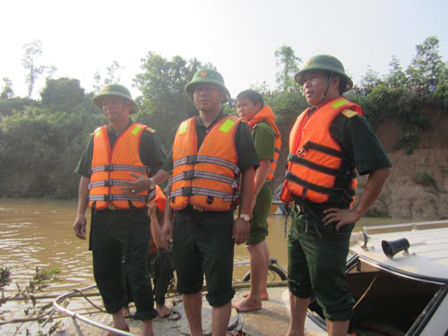 Đại uý Lê Đình Sơn và tổ cứu nạn đã phát hiện chiếc xe bị nạn