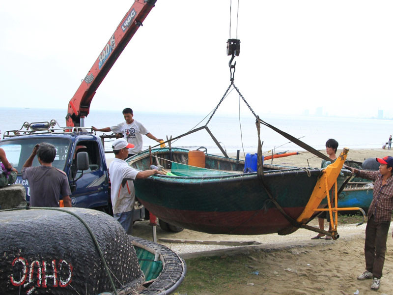 Đưa thuyền, thúng lên bờ tránh bão