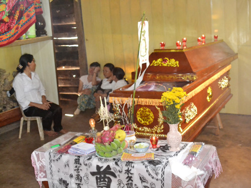 Gia đình cháu huyền đau đớn trước cái chết của con gái. Gia đình cháu huyền đau đớn trước cái chết của con gái