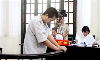 Bị cáo Đặng Trần Hoài cúi gằm mặt, run rẩy trước vành móng ngựa. Bị cáo Đặng Trần Hoài cúi gằm mặt, run rẩy trước vành móng ngựa