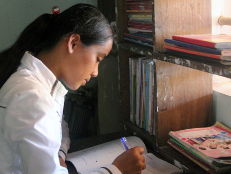 Lan Anh bên góc học tập đơn sơ của mình