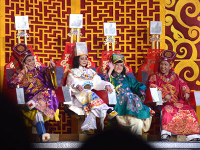 Táo quân 2013 luôn nhận được sự ngóng đợi của khán giả mỗi đêm giao thừa không chỉ nội dung đả kích sâu cay, hài hước mà còn bởi sự xuất hiện của nhiều tên tuổi nghệ sĩ hài nổi tiếng như Quốc Khánh, Xuân Bắc, Công Lý, Tự Long, Chí Trung, Vân Dung...