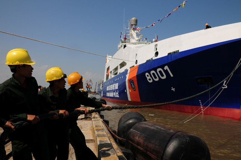 Các công nhân hoàn tất việc neo tàu sau khi hạ thủy thành công