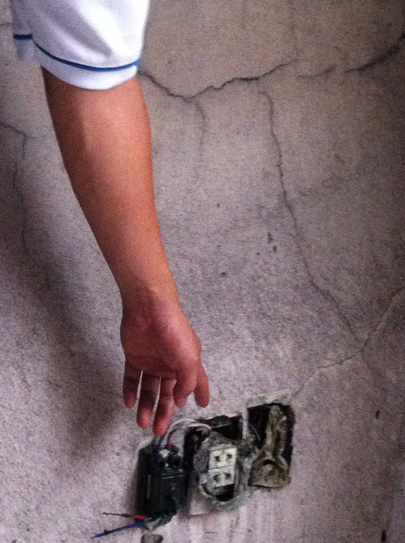 Ổ cắm điện nhà anh V bỗng dưng bị chảy ra và sau đó phát cháy. Ảnh: L.N