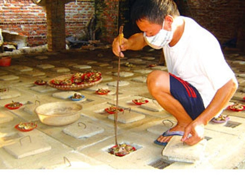 Thức ăn là được cắt nhỏ, cho vào đĩa và thả xuống chuồng rắn. Cứ khoảng 3-5 ngày mới cho ăn 1 lần, tuỳ vào điều kiện thời tiết, nóng thì ăn nhiều hơn, lạnh ít bữa hơn. 