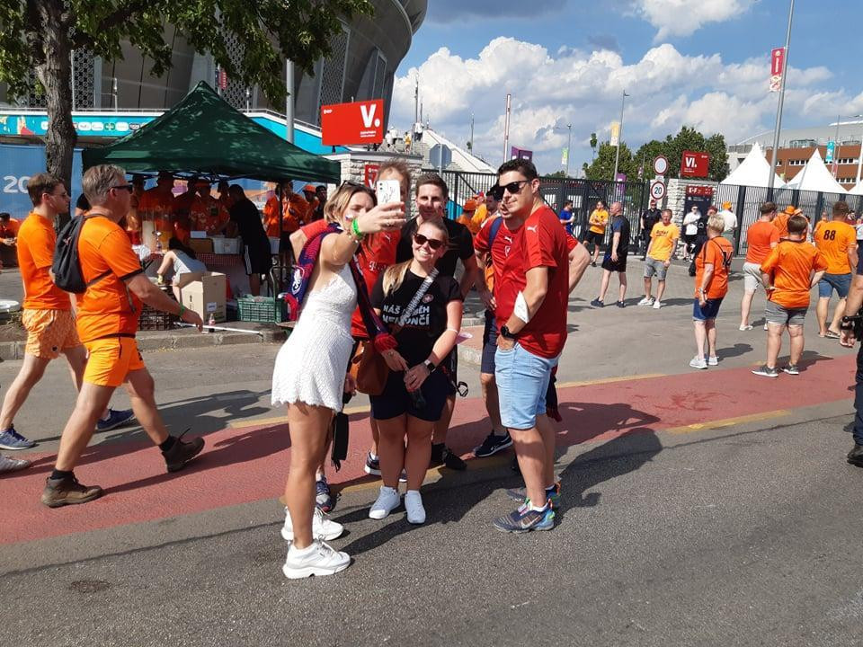 Cổ động viên CH Séc rất hoà nhã trên đường phố Budapest