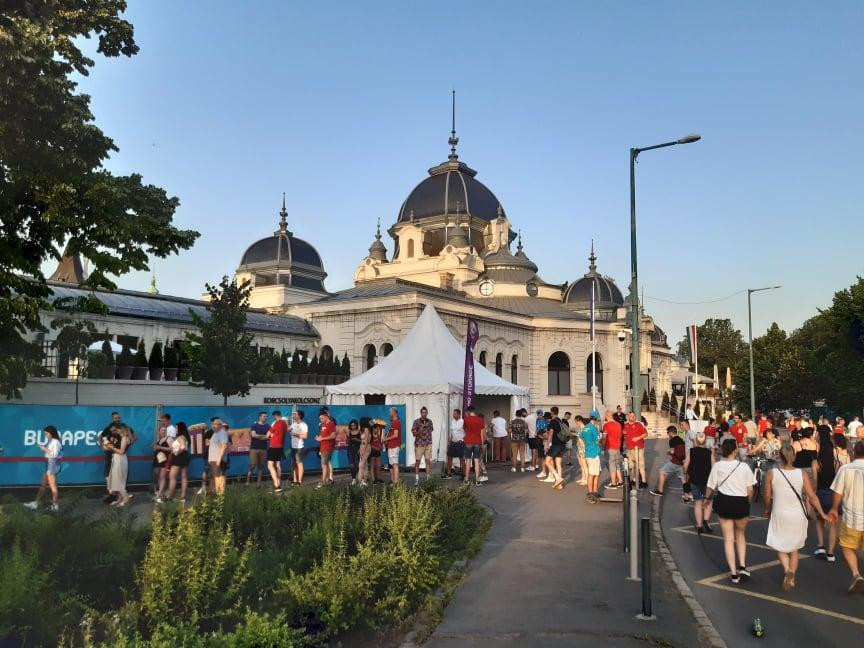Cổ động viên Hungary xếp hàng vào Fanzone ở thủ đô Budapest cổ vũ cho tuyển Hung trong trận đấu với Đức Cổ động viên Hungary xếp hàng vào Fanzone ở thủ đô Budapest cổ vũ cho tuyển Hung trong trận đấu với Đức
