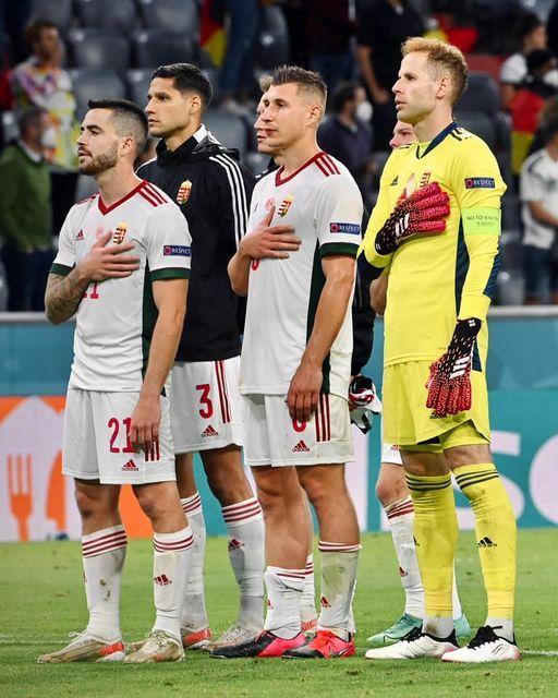 Các cầu thủ Hungary hát quốc ca trước trận đấu Các cầu thủ Hungary hát quốc ca trước trận đấu