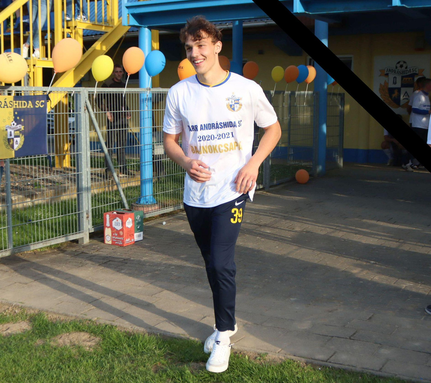 Cầu thủ 18 tuổi tử vong ngay trên sân tập dưới thời tiết nắng nóng Cầu thủ 18 tuổi tử vong ngay trên sân tập dưới thời tiết nắng nóng