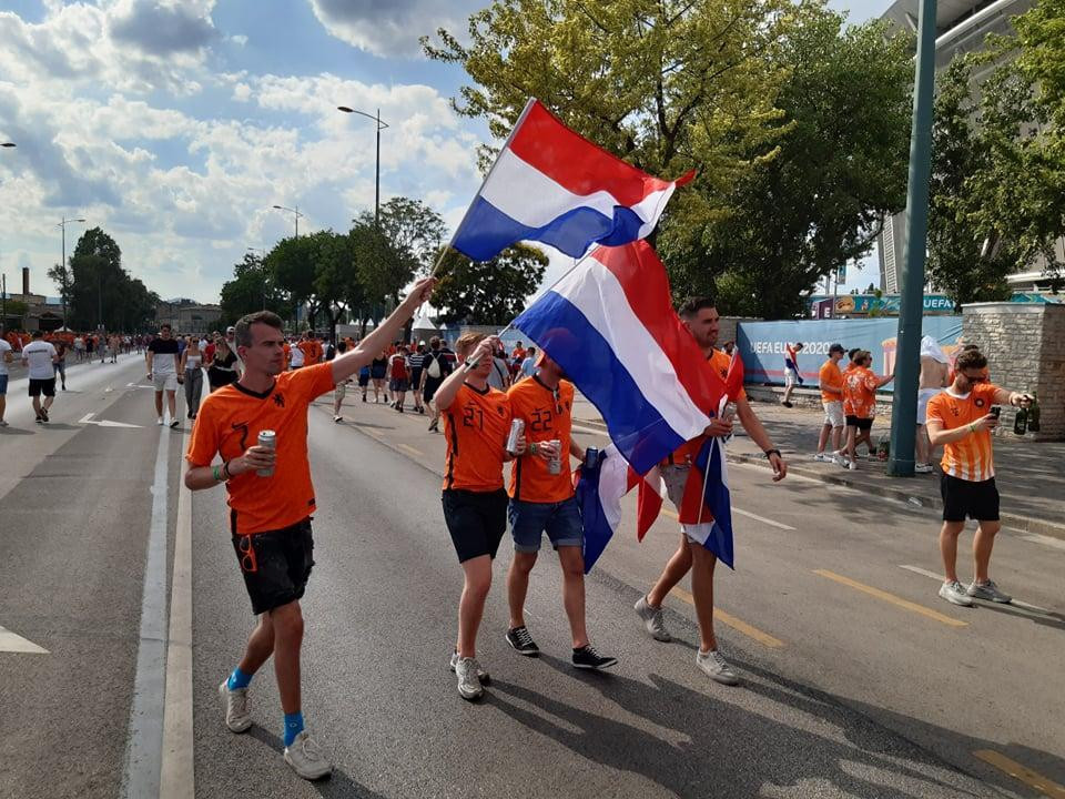 Đường phố Budapest tràn ngập sắc da cam