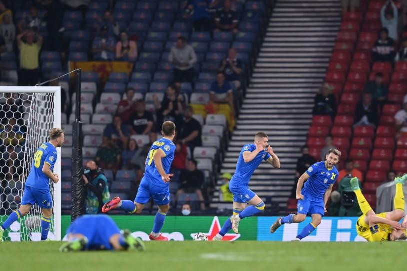 Các cầu thủ Ukraine ăn mừng bàn thắng quyết định đưa họ vào tứ kết một kỳ EURO lần đầu tiên trong lịch sử