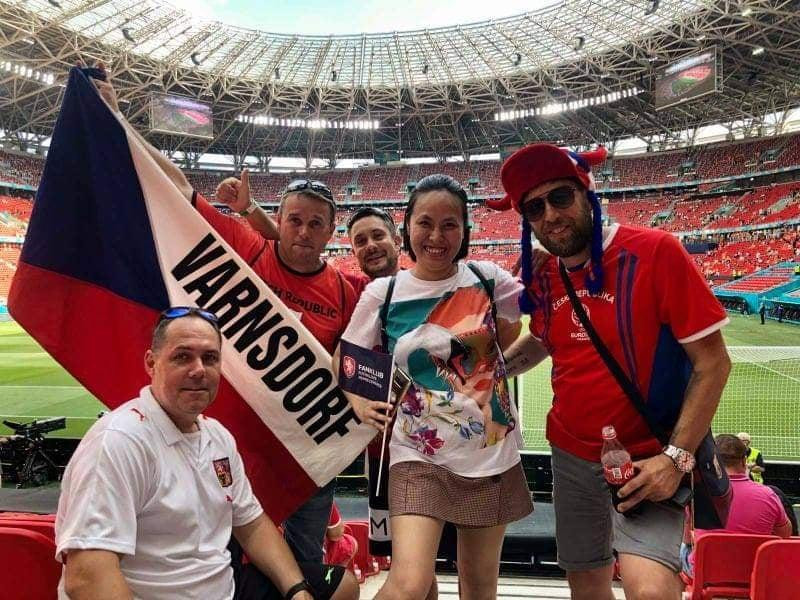 Một khán giả nữ Việt Nam hoà mình cùng các cổ động viên CH Séc