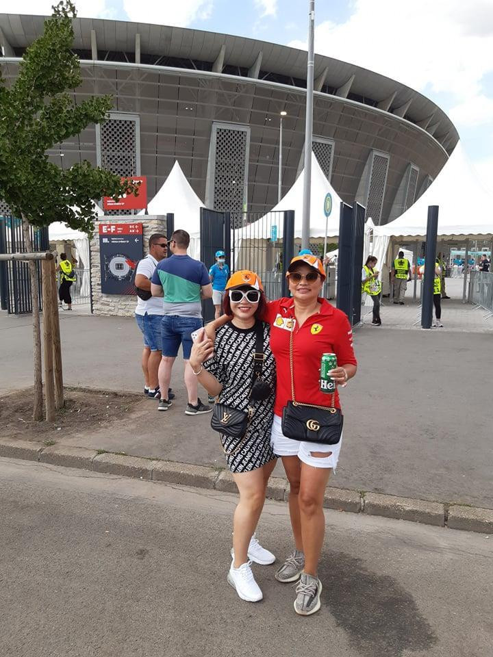 Hai cổ động viên Việt Nam tại Budapest đến sân xem bóng đá