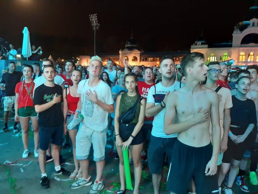Các CĐV Hungary cùng hát quốc ca sau tiếng còi dứt trận Các CĐV Hungary cùng hát quốc ca sau tiếng còi dứt trận