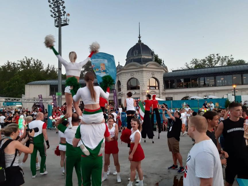 Các nhóm hoạt náo viên biểu diễn trong khu Fanzone trước giờ bóng lăn Các nhóm hoạt náo viên biểu diễn trong khu Fanzone trước giờ bóng lăn