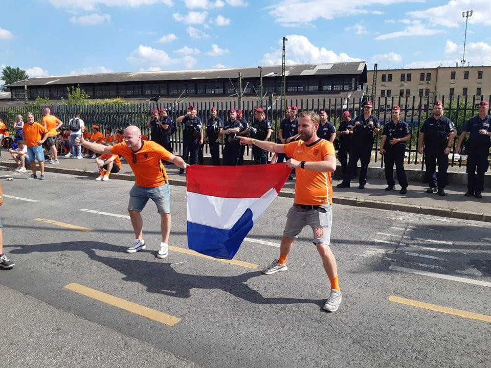 Cổ động viên Hà Lan khuấy động không khí trước trận đấu dưới sự giám sát của lực lượng cảnh sát Hungary