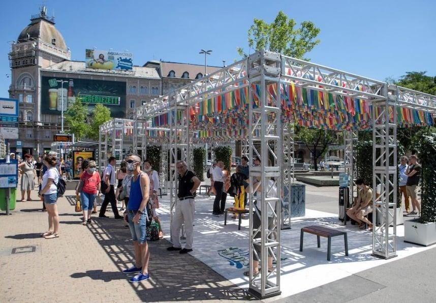 Chính quyền Hungary cho dựng những lều tránh nắng ở những khu vực giao thông đông người Chính quyền Hungary cho dựng những lều tránh nắng ở những khu vực giao thông đông người