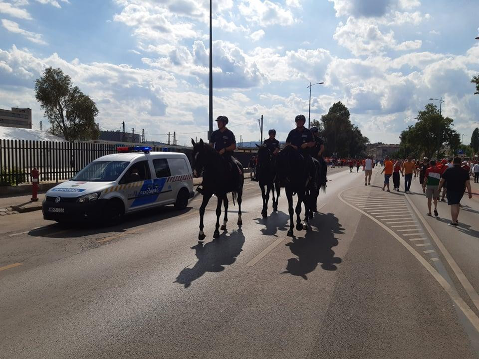 Cảnh sát kỵ binh Hungary tuần tra đảm bảo an ninh cho trận đấu cuối cùng được tổ chức tại Budapest