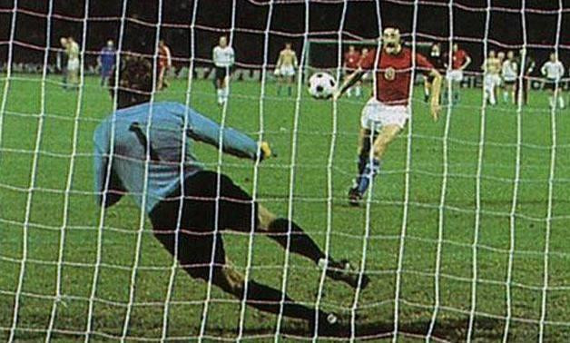 Huyền thoại CH Séc (Tiệp Khắc cũ) Antonin Panenka thực hiện cú sút mang tên ông 45 năm trước