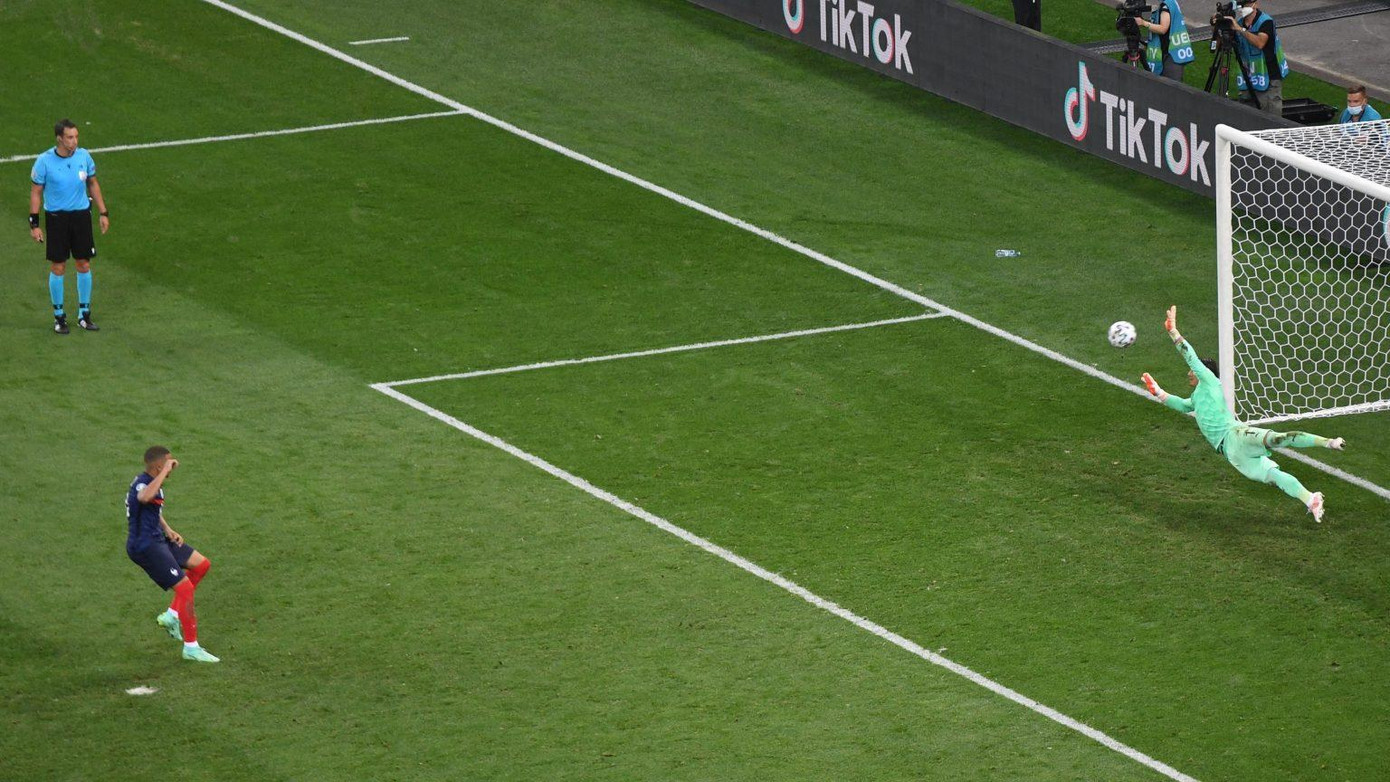 Cú sút lộ liễu của Mbappe bị thủ môn Thuỵ Sĩ cản phá Cú sút lộ liễu của Mbappe bị thủ môn Thuỵ Sĩ cản phá