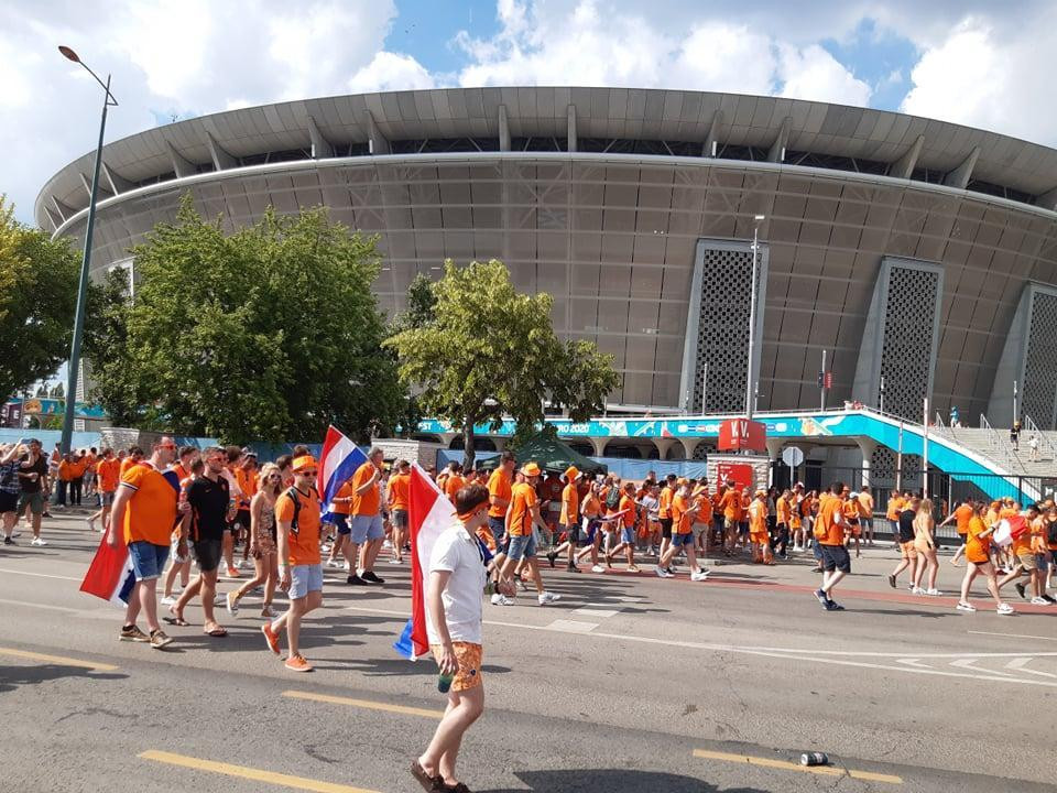 Hàng vạn cổ động viên Hà Lan đổ tới sân Pukás Aréna