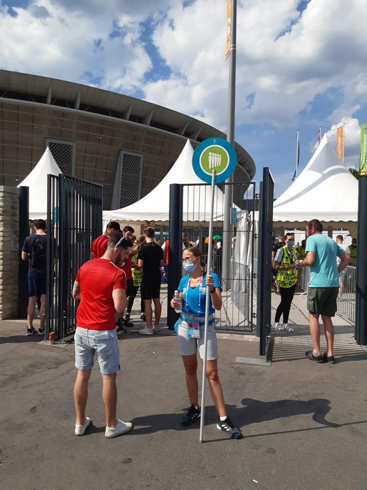 Tình nguyện viên Hungary trợ giúp cho cổ động viên CH Séc bên ngoài sân