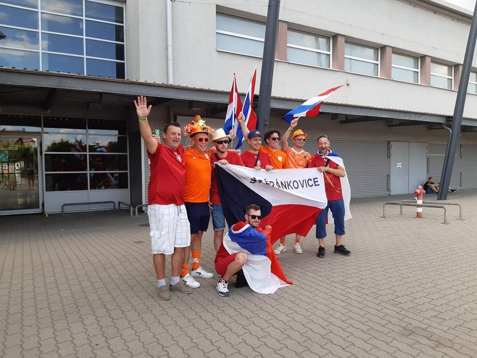 Hai nhóm cổ động viên Hà Lan và CH Séc chụp ảnh lưu niệm trước trận đấu