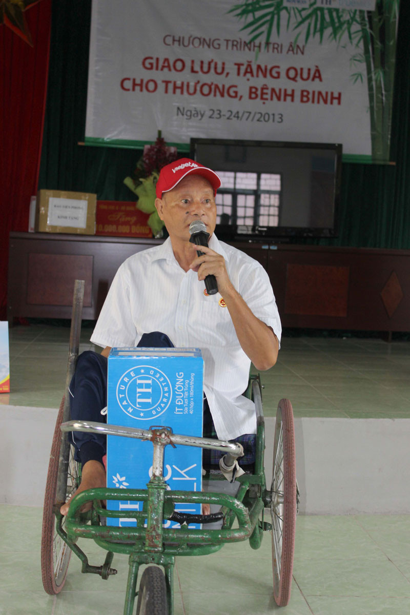Thay mặt đồng đội, ngồi trên xe lăn, thương binh Nguyễn Hữu Thiều cám ơn sự quan tâm của nhà tài trợ TH. Thay mặt đồng đội, ngồi trên xe lăn thương binh Nguyễn Hữu Thiều cám ơn sự quan tâm của nhà tài trợ TH