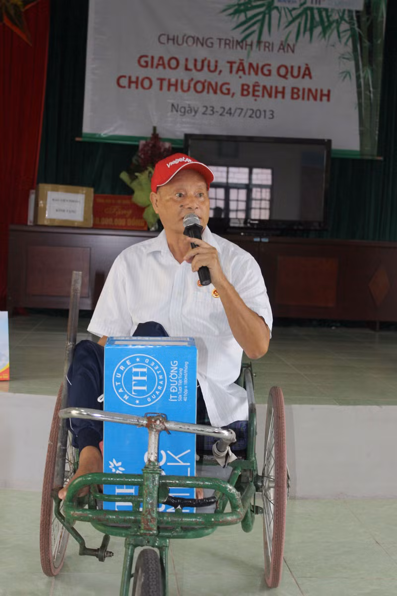 Thay mặt đồng đội, ngồi trên xe lăn thương binh Nguyễn Hữu Thiều cám ơn sự quan tâm của nhà tài trợ TH