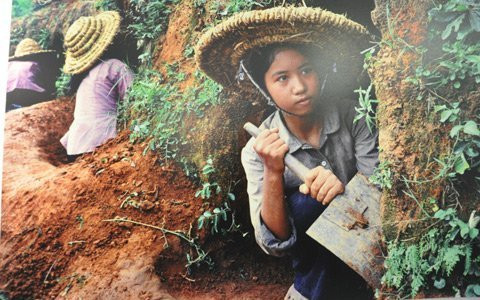 Những hầm cá nhân được đào khắp nơi để có thể trú ẩn bất cứ lúc nào có báo động